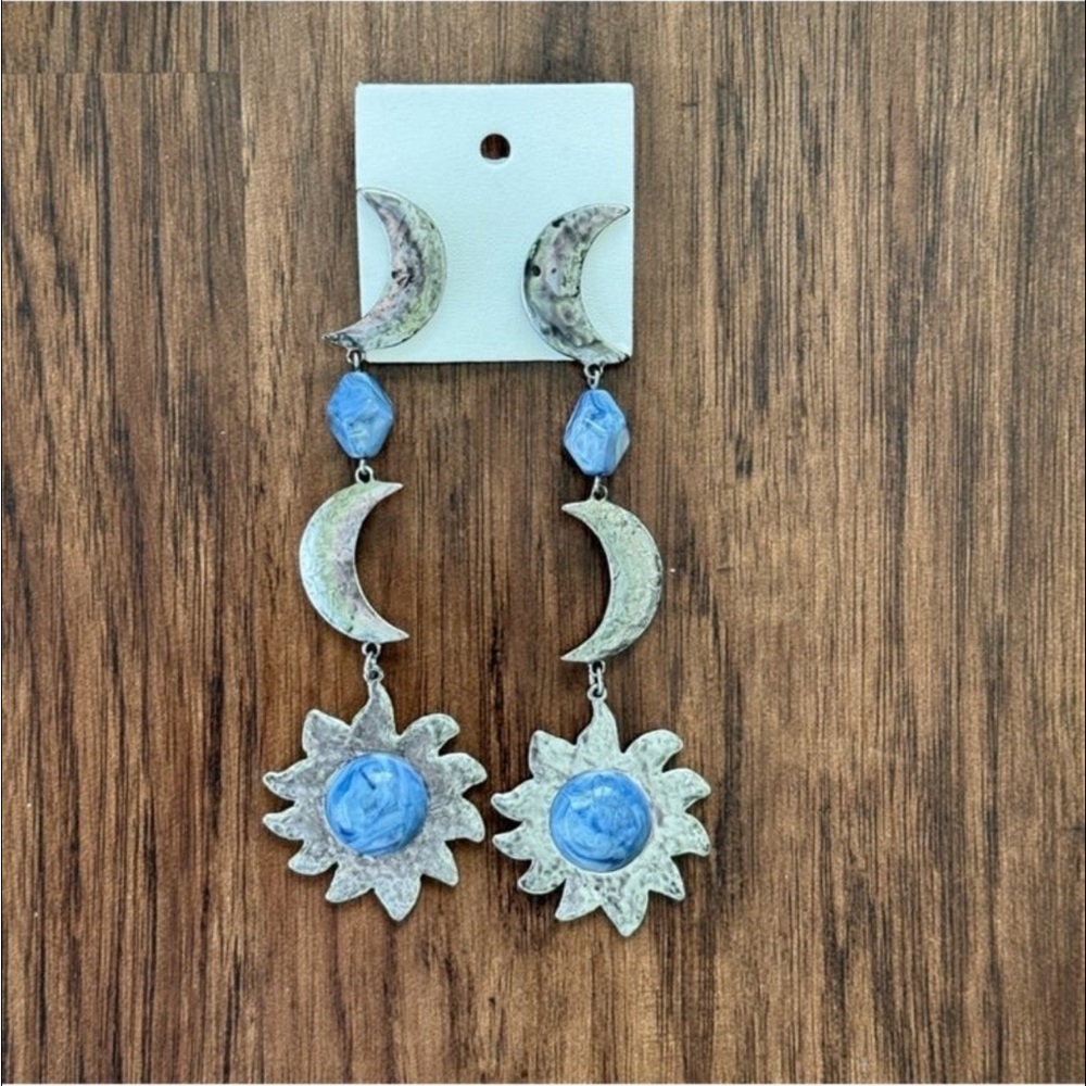 Free people Avery dangles size 4” in blue color